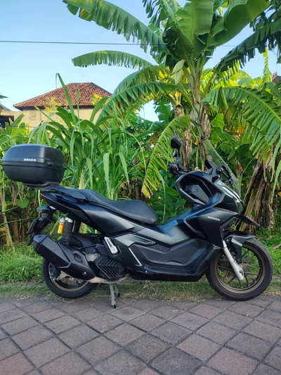 Honda ADV أسود كامل + Box
