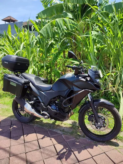 Kawasaki Versys أسود