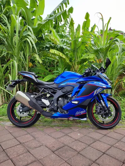 Kawasaki ZX-25R أزرق