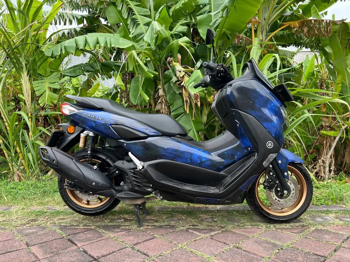 Yamaha Nmax وردي-أزرق