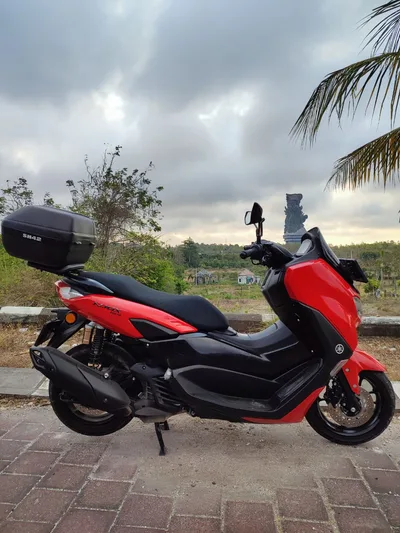 Yamaha Nmax أحمر