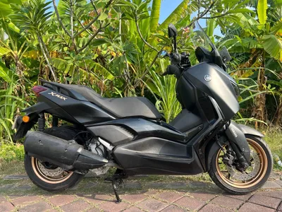 Yamaha Xmax أسود