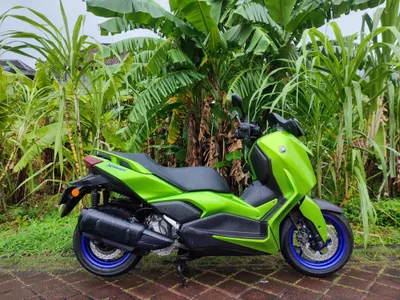 Yamaha Xmax أخضر بعجلات زرقاء
