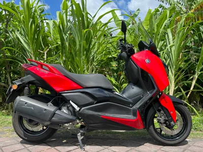 Yamaha Xmax أحمر