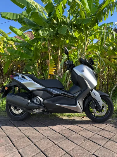 Yamaha Xmax فضي