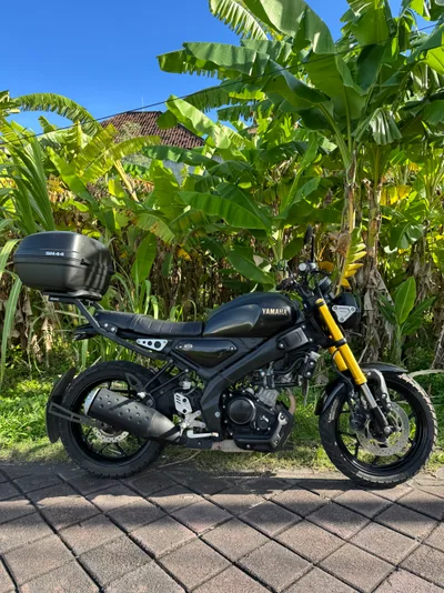 Yamaha XSR أسود + Box